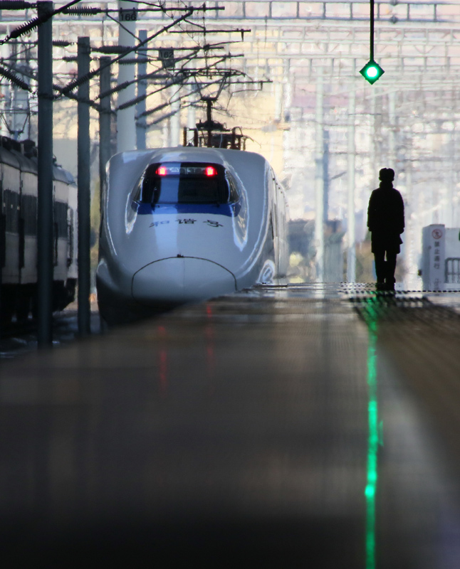 12月27日，一列動(dòng)車組駛出山東煙臺(tái)火車站。