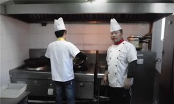 后廚小弟做錯事，當(dāng)眾責(zé)罵是沒用的