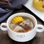 【火鍋底料批發(fā)網(wǎng)】天氣寒冷，很多人都會(huì)選擇吃一些溫補(bǔ)的食物，通過這類食物來御寒，而羊肉更是其中的一個(gè)主要選擇。我們先說羊肉是屬于熱量比較