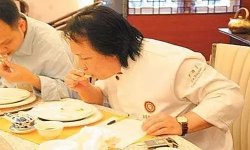 擠干雞排水份，再煎先將雞排1千克洗干凈，加入100克姜、100克蔥、50克蒜【最正宗的重慶火鍋底料】