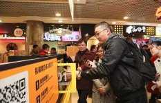 機(jī)器人真能解決行業(yè)痛點(diǎn)90秒出一杯，能做8種奶茶【重慶最大的火鍋批發(fā)市場(chǎng)】機(jī)器人真能解決行業(yè)痛點(diǎn)90秒出一杯，能做8種奶茶【重慶最大的火鍋批發(fā)市