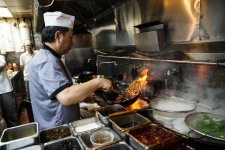 美國(guó)中餐業(yè)多元轉(zhuǎn)型，火鍋店、混餐館受青睞【重慶火鍋底料廠家公司】