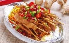 鐵板串燒兔肉的烹飪方法大多局限于紅燒，因?yàn)殡短夭缓萌コ?。鐵板串燒兔打破傳統(tǒng)燒法，結(jié)合傳統(tǒng)湘菜牙簽牛肉及鐵板菜肴的風(fēng)格，加入大量的秘制