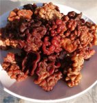 蔥燒巖菌巖菌干貨泡入清水中漲發(fā)24小時(shí)，改成厚1厘米的片；蔥白切成長(zhǎng)約4厘米的段【重慶火鍋底料廠有哪些】
