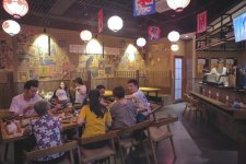 羊肉串8年不漲價的木屋燒烤能賺多少錢？【正宗重慶火鍋底料牌子】