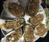 生蠔是宵夜攤上一直生意非?；鸨囊豢蠲朗?，基本上宵夜攤上面的海鮮中，就是屬生蠔最火，而且成本低，很多人開業(yè)不到三個月就可以把本錢給賺回來