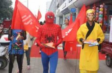 傳單、海報在實體店的運用中，是一種非常廉價但很實用的工具，幾乎能夠送達(dá)每一位潛在的顧客。它們拉近顧客與消費者之間的距離，甚至是一種直接變