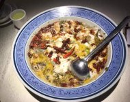 租金水漲船高，起早貪黑掙點(diǎn)錢都是給房東打工就這兩年，食材成本上漲了得有50%，賣一分賠一分才難找，吃住成本相比往年漲了一倍，員工都是我祖宗【