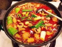 肥腸就是豬大腸，因?yàn)楦缓誓佊椭?，所以也叫肥腸。不過(guò)在粵港一般就叫豬大腸。而豬大腸頭，也就是靠近直腸的位置，更加肥厚，也更受食客歡迎【重