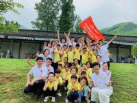 張桌子起家，一火就是32年    朱榮富是老頭兒油爆蝦的創(chuàng)始人，早年間他在杭州學(xué)習(xí)了六年的廚藝，有著扎實(shí)的杭幫菜功底。  到1988年，他在佑圣觀路3號(hào)的