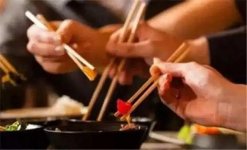 多地餐飲推公筷公勺分餐制：一菜一夾，火鍋應(yīng)提供“生料專用【重慶火鍋底料廠哪家好】