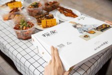 全國200多家門店停業(yè)，搶口罩成“頭等大事”“深圳辦公室4000只口罩到位，酒精到位！”  “廣州辦公室口罩、額溫槍到位！”  “我留在深圳，有任何事