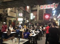 5000平的“小吃集合店”，開在最黃金的一線商圈【重慶火鍋底料廠地址】