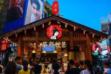 平價(jià)策略也很博好感。以17元一杯的招牌產(chǎn)品幽蘭拿鐵為例【重慶火鍋底料批發(fā)在哪里】