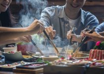 財(cái)報(bào)巨虧的海底撈，為何股價(jià)如此堅(jiān)挺？問題一大堆，資本卻看好 【重慶火鍋底料在哪里買】