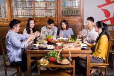 常見的火鍋店才開始在成都出現(xiàn)。火鍋底料哪個(gè)牌子正宗熱盆景就在此時(shí)誕生，開在成都新南門橋頭，名字起的雅俗共賞，地盤也扯得開，店內(nèi)店外擺了一