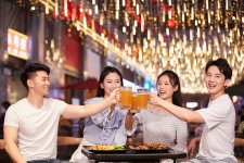 95后成餐飲消費(fèi)最大群體，貢獻(xiàn)了近四成的餐飲市場份額正宗重慶火鍋底料牌子
