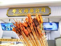 過往的小吃快餐，有品類無品牌，基本是夫妻店的業(yè)態(tài)，集中度、標(biāo)準(zhǔn)化程度極低。但自2015年起，受經(jīng)濟(jì)環(huán)境以及互聯(lián)網(wǎng)技術(shù)發(fā)展等因素深刻影響，餐飲業(yè)